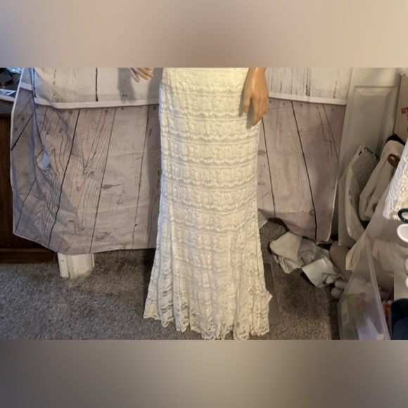 High end wedding dress, ivory colored, size 4, small - Picture 2 of 5